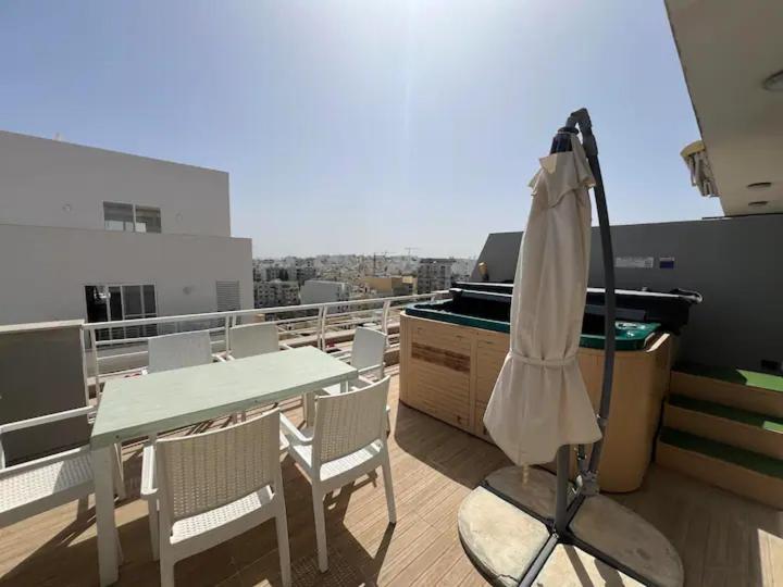 Amazing Spacious Apartment With Bbq & Jacuzzi Saint Julian's Luaran gambar